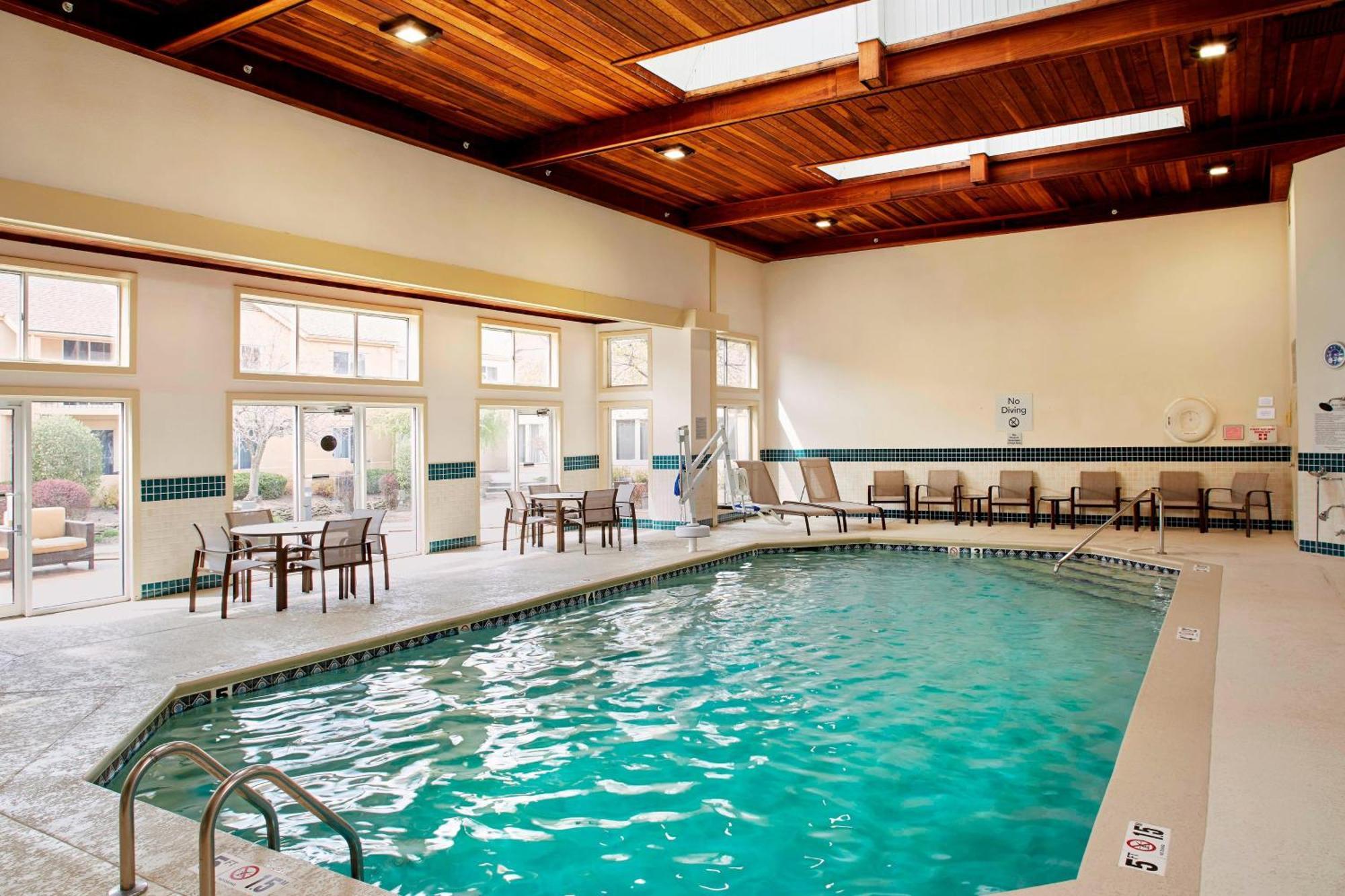 Hotel Courtyard By Marriott Lansing Esterno foto